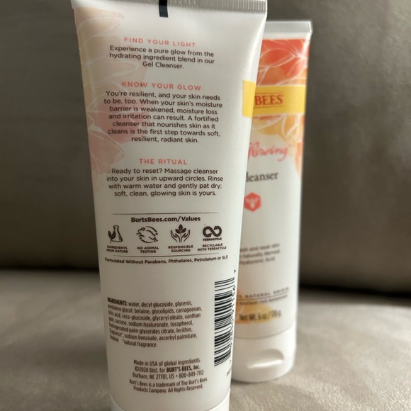 NWOT Burt’s Bees Gel Cleanser - Picture 2 of 3